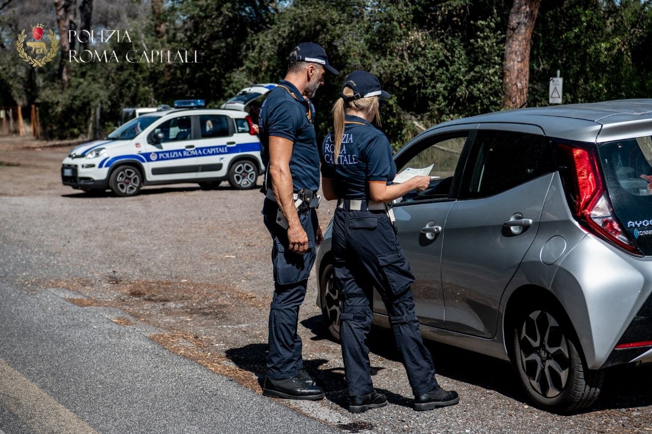 Litorale romano, la stretta della Polizia Locale contro illegalità e degrado