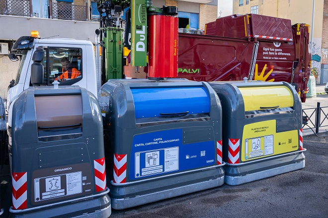 Rifiuti, Gualtieri firma le ordinanze: raccolta ripristinata già nei prossimi giorni
