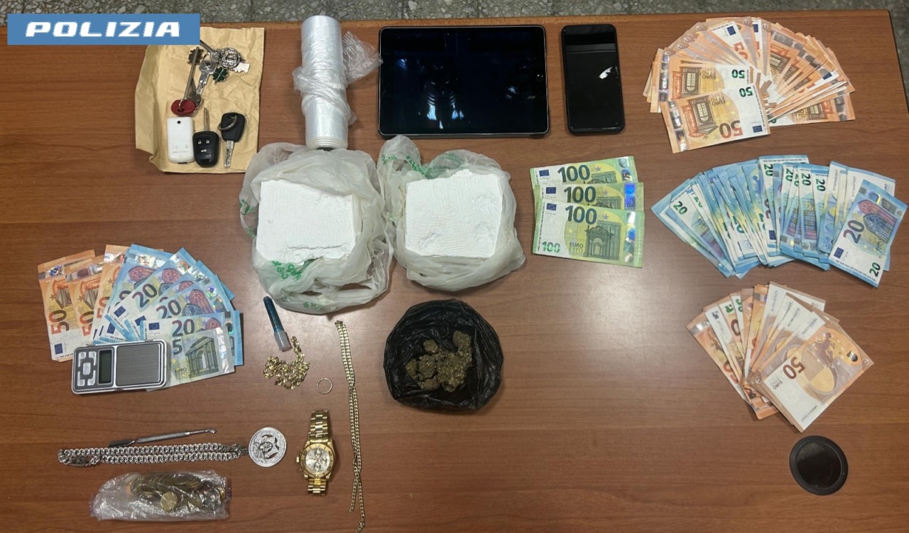 Fuga ad alta velocità per proteggere oltre un chilo di cocaina: arrestato