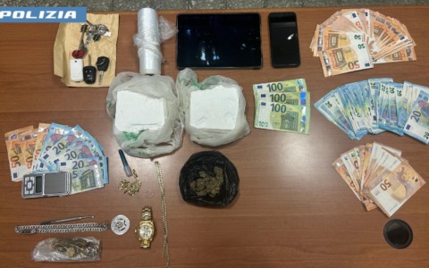 Fuga ad alta velocità per proteggere oltre un chilo di cocaina: arrestato