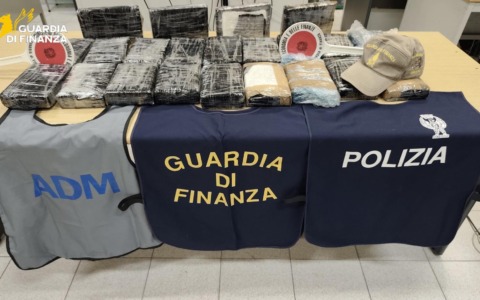 La Guardia di Finanza sequestra oltre 23 kg di cocaina