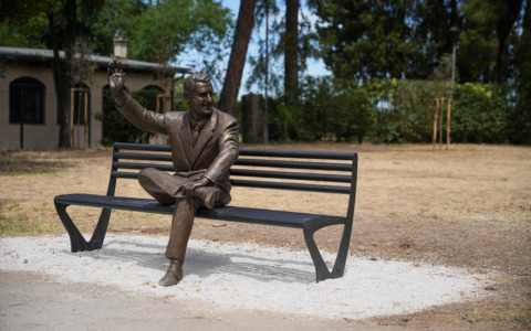 Inaugurata statua di Alberto Sordi a Villa De Sanctis