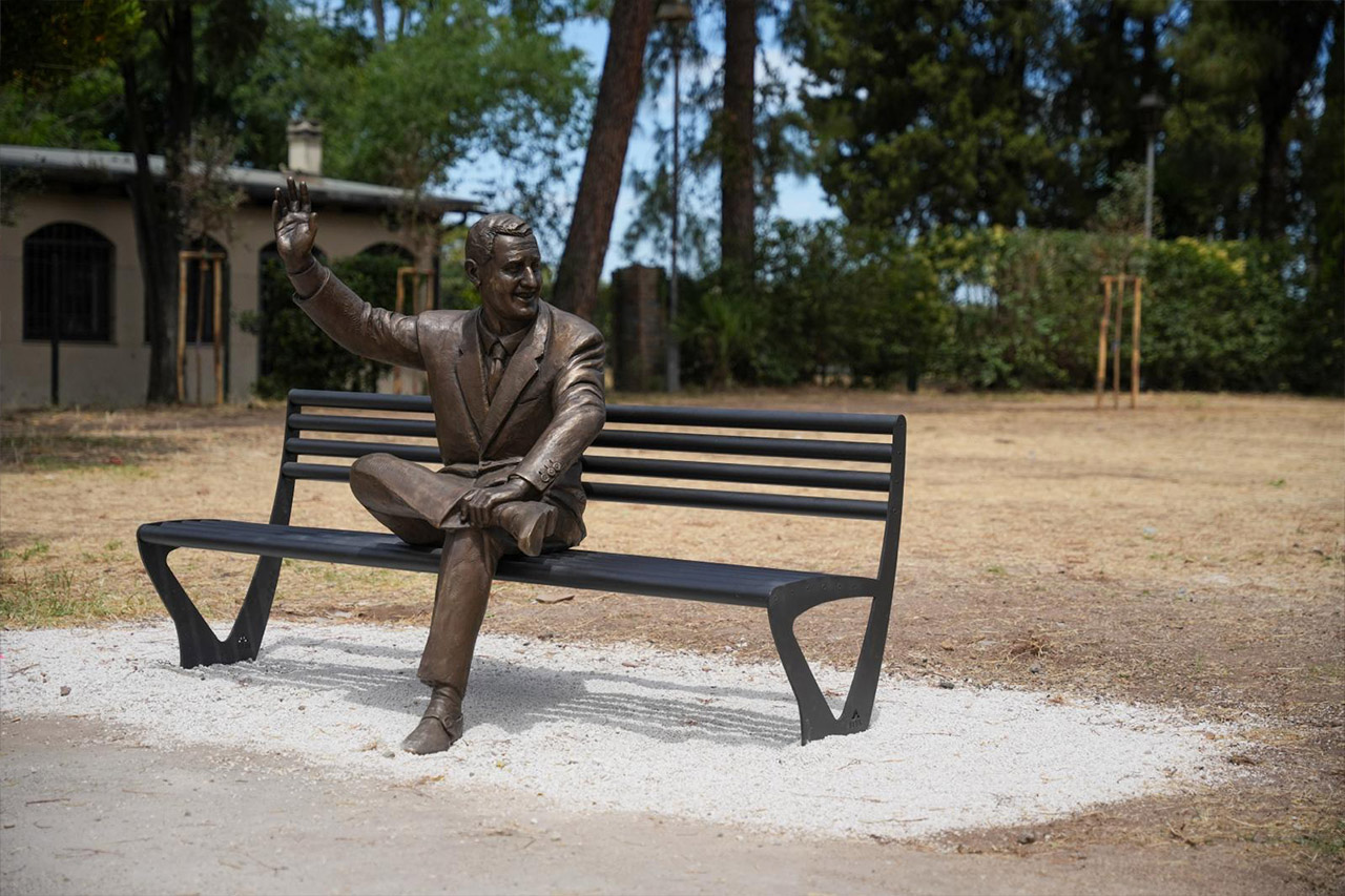 Inaugurata statua di Alberto Sordi a Villa De Sanctis