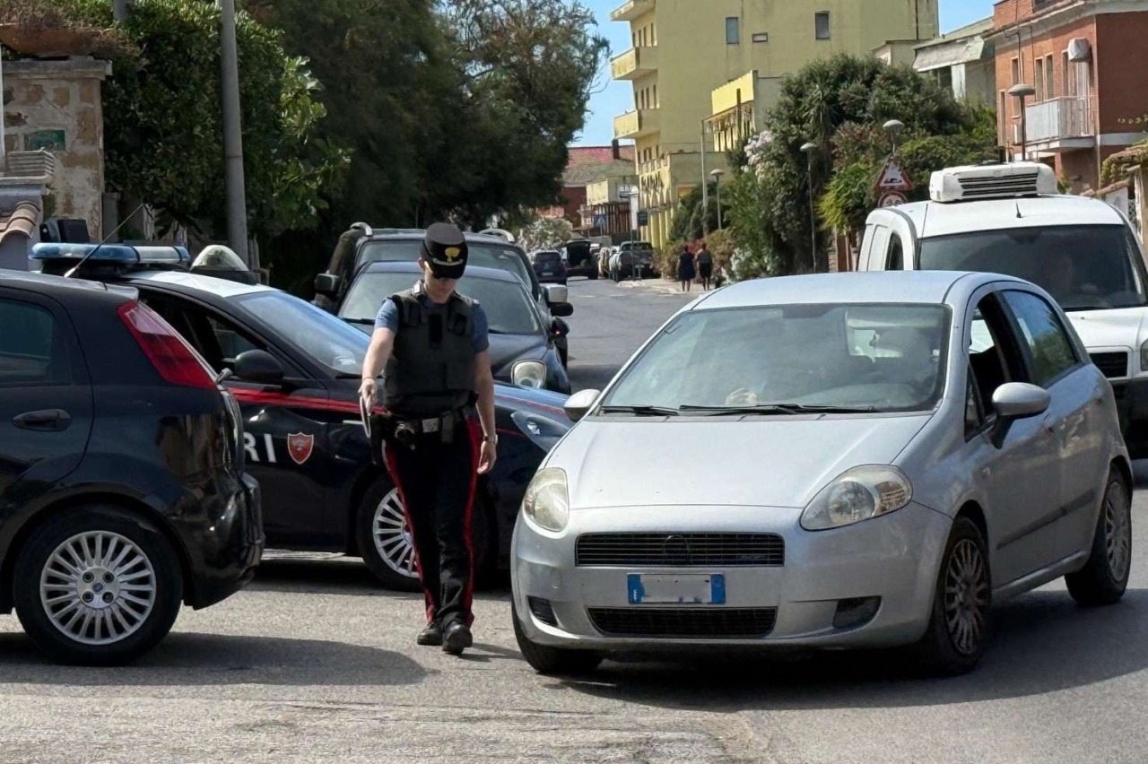 A caso con droga e una pistola lanciarazzi, inseguito e arrestato