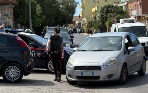 A caso con droga e una pistola lanciarazzi, inseguito e arrestato