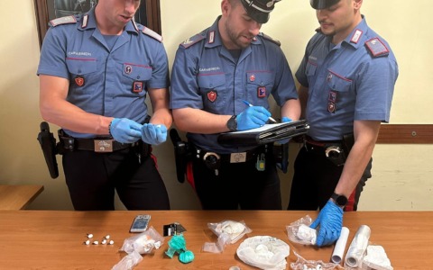 Rifornivano di droga la movida locale arrestato due pusher
