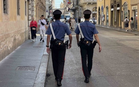 Furto con spaccata in via del Corso, rubati orologi Longines