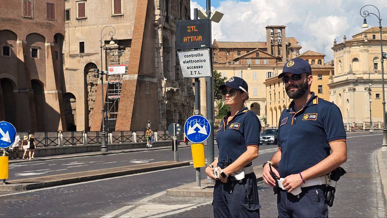 Copre la targa con il portellone nella ZTL, denunciato dalla polizia locale