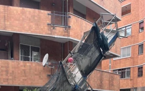 Colli Portuensi, due operai precipitano dal quarto piano
