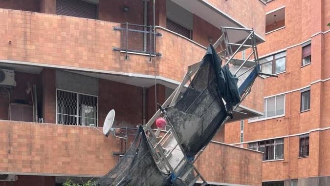 Colli Portuensi, due operai precipitano dal quarto piano