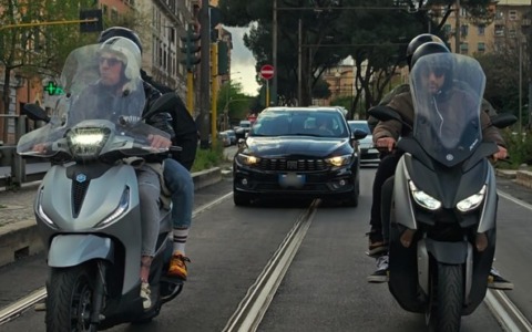 Droga nascosta nei caschi, arrestati 5 pusher dai Falchi della Polizia