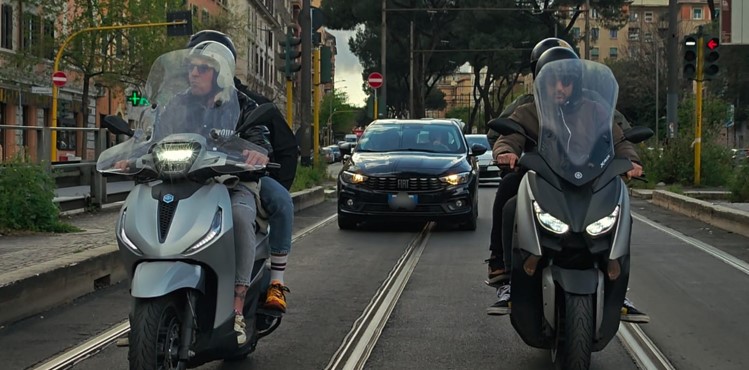 Droga nascosta nei caschi, arrestati 5 pusher dai Falchi della Polizia