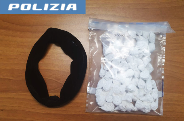 Nascondeva droga tra i capelli, arrestata dalla Polizia Stradale