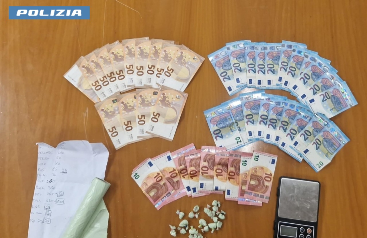Spaccia al parco e nasconde la droga nel passeggino del figlio