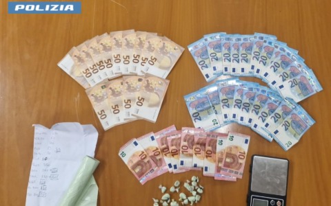 Spaccia al parco e nasconde la droga nel passeggino del figlio