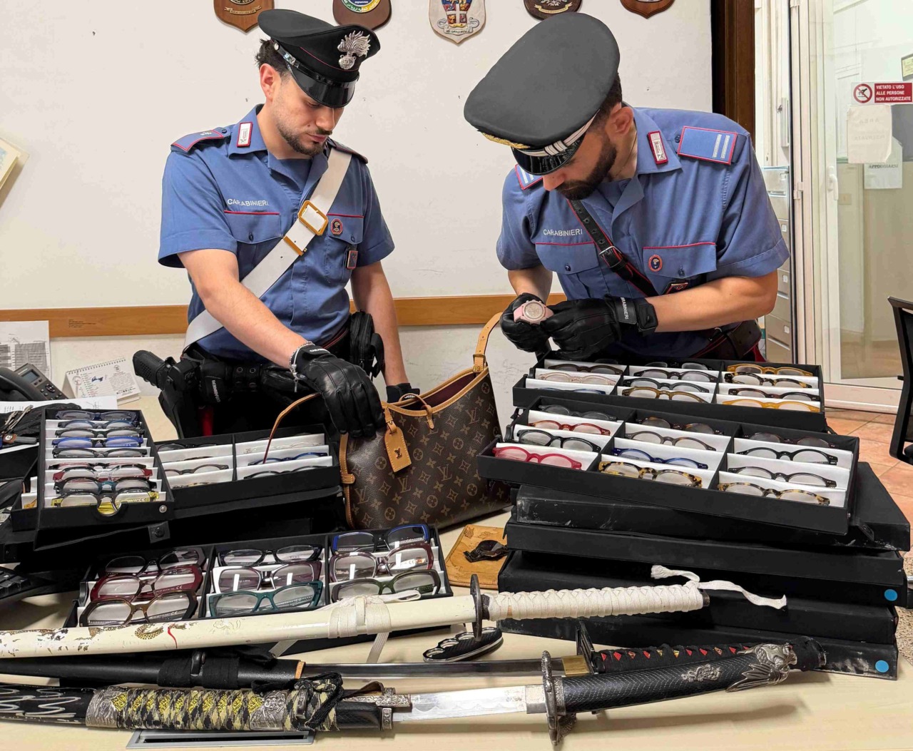 Incastrato il ladro dei centri commerciali: recuperata refurtiva di lusso
