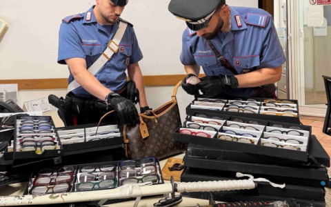 Incastrato il ladro dei centri commerciali: recuperata refurtiva di lusso