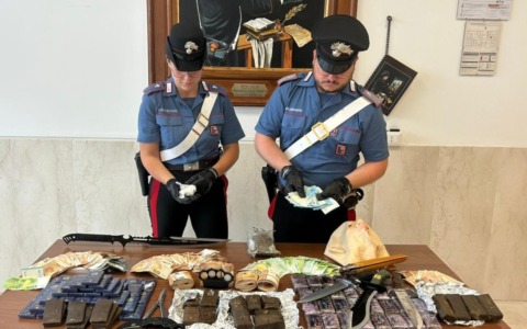 Maxi blitz dei carabinieri, tre arresti, sequestrati droga, esplosivi e 54 mila euro