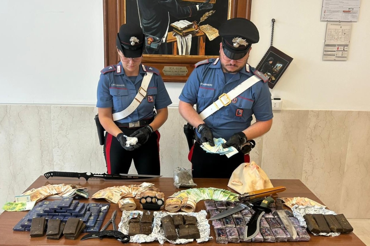 Maxi blitz dei carabinieri, tre arresti, sequestrati droga, esplosivi e 54 mila euro