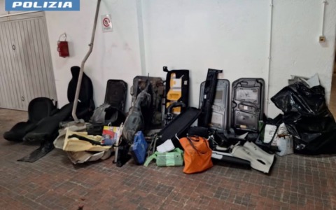 Colpi in negozi, bus e box auto, sette arresti