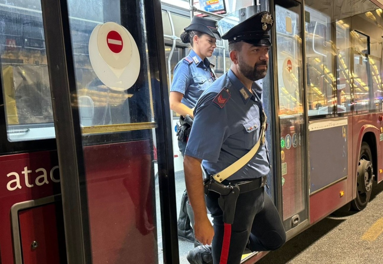 Caos sull’autobus, uomo si denuda e minaccia i carabinieri