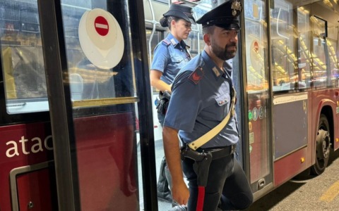 Caos sull’autobus, uomo si denuda e minaccia i carabinieri