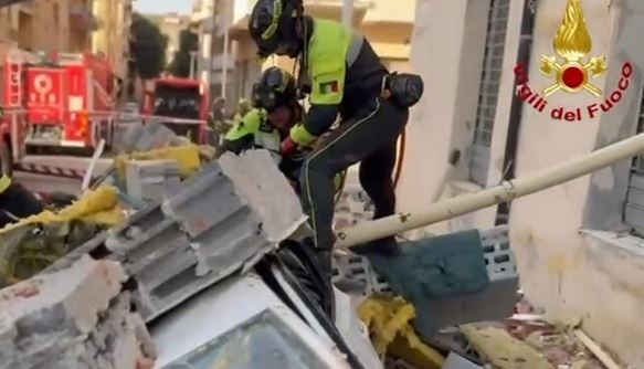 Esplosione in un appartamento in pieno centro, ferito un uomo