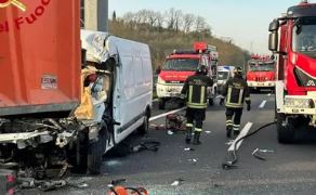 Strage sulla superstrada Sora-Avezzano, scontro tra un Tir e un furgone: morti tre operai