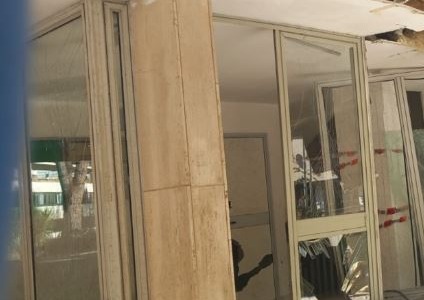Bombe carta esplodono in due palazzi ad Acilia e Casal Brucitato, ferito un residente