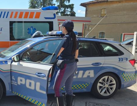 Donna trovata morta in casa, uccisa da un colpo di pistola. Ipotesi suicidio
