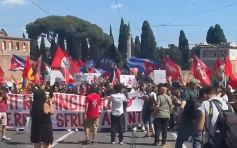Remigrazione e centri sociali, studenti e movimenti contro l’aborto. Nella capitale migliaia di persone in piazza