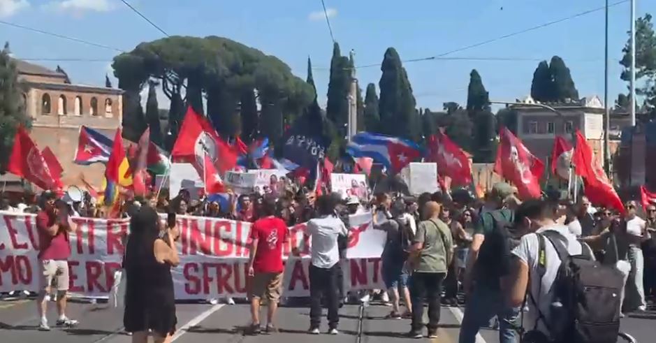 Remigrazione e centri sociali, studenti e movimenti contro l’aborto. Nella capitale migliaia di persone in piazza
