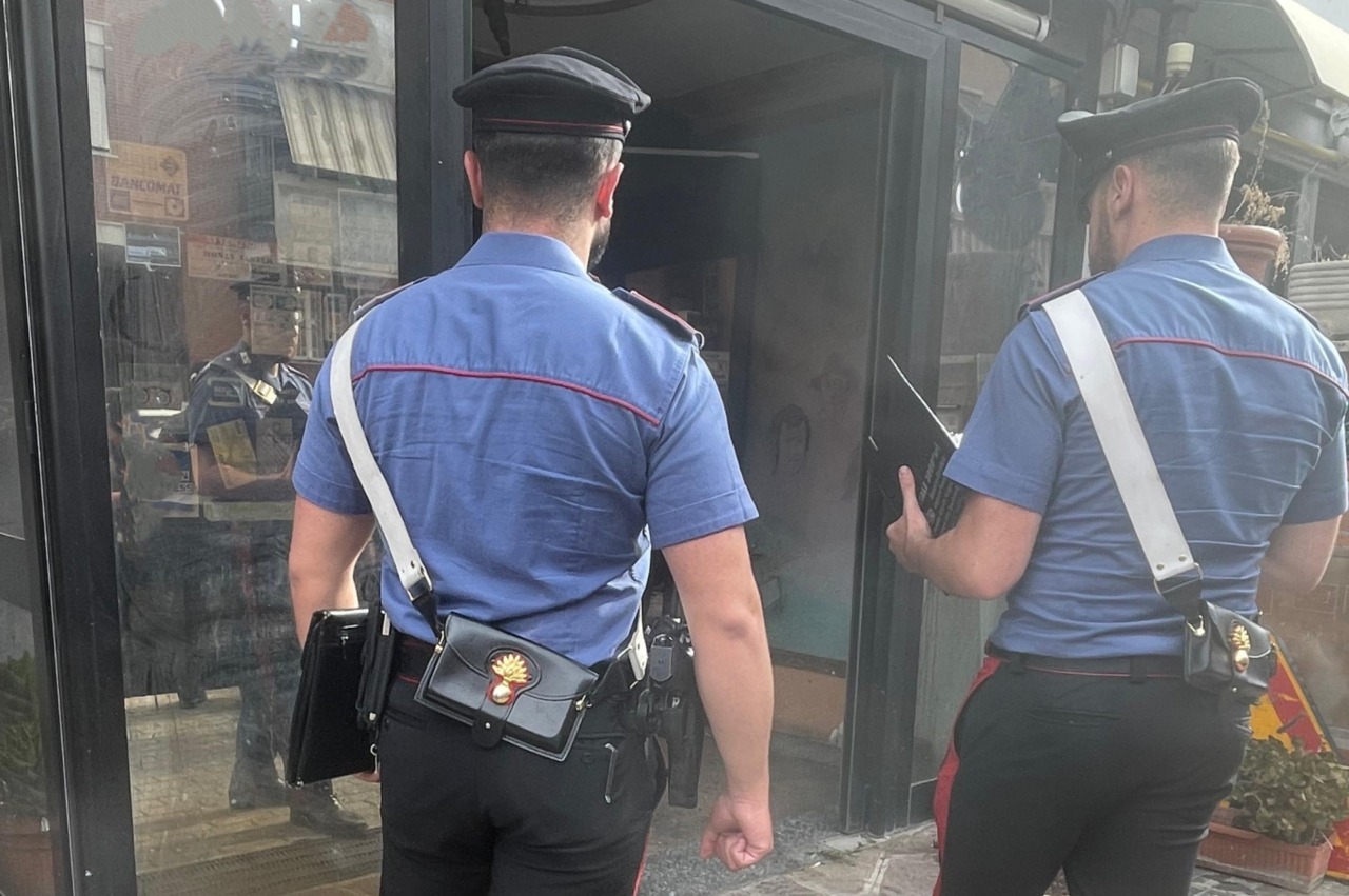 Furti in serie con “la spaccata” nei negozi, denunciato il ladro