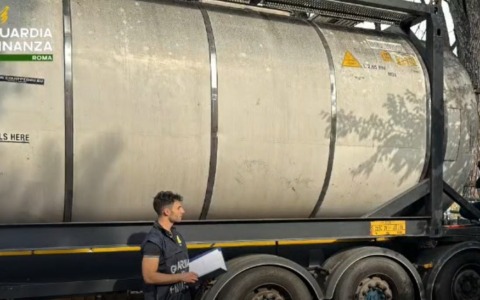 Benzina sul mercato nero, sequestrati sull’Aurelia 31.000 litri