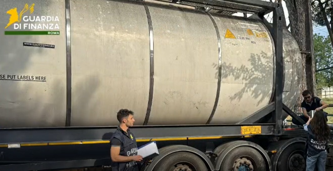 Benzina sul mercato nero, sequestrati sull’Aurelia 31.000 litri