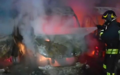 Incendio nel piazzale dell’azienda, divorati dalle fiamme 8 furgoni del corriere SDA