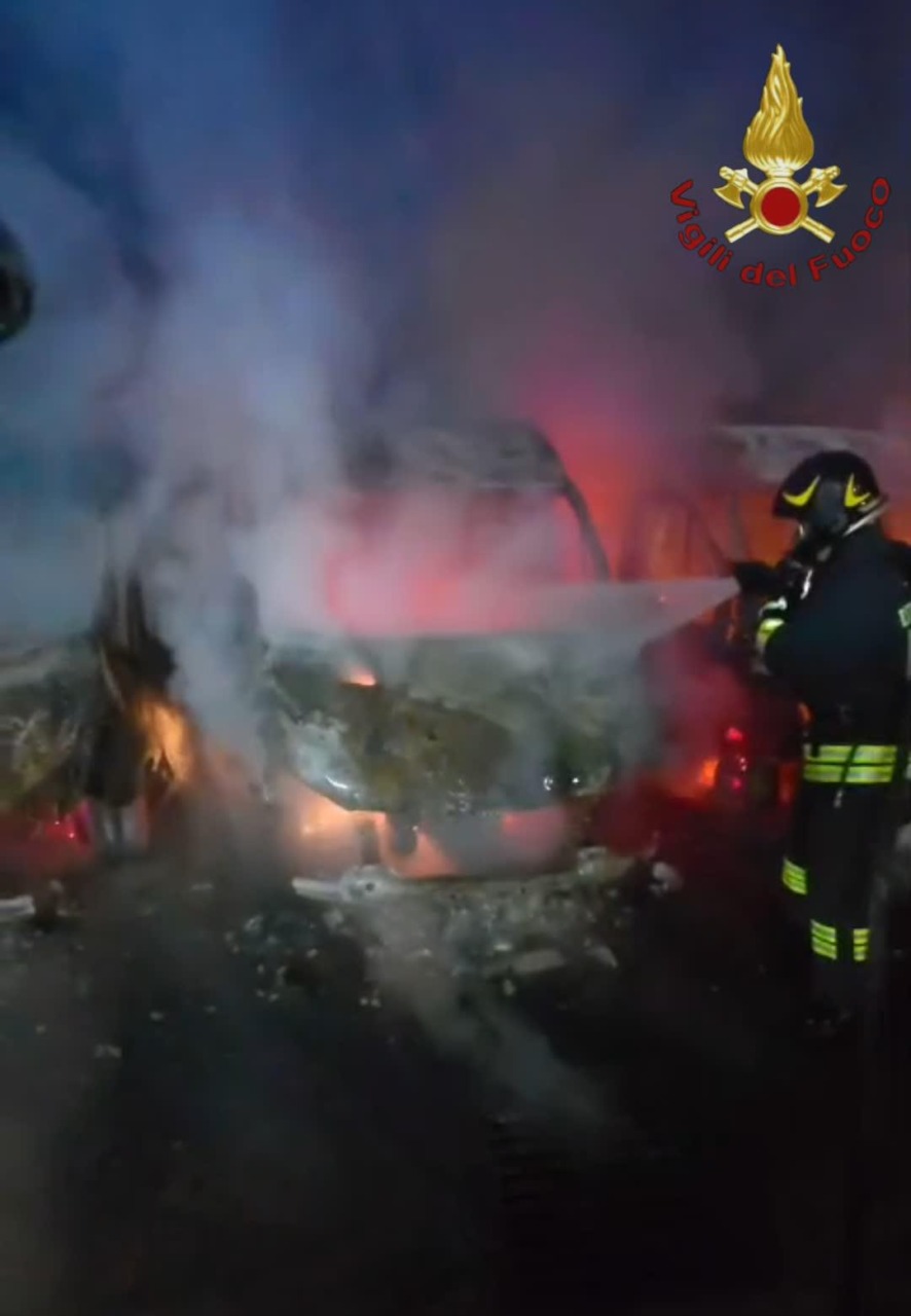 Incendio nel piazzale dell’azienda, divorati dalle fiamme 8 furgoni del corriere SDA