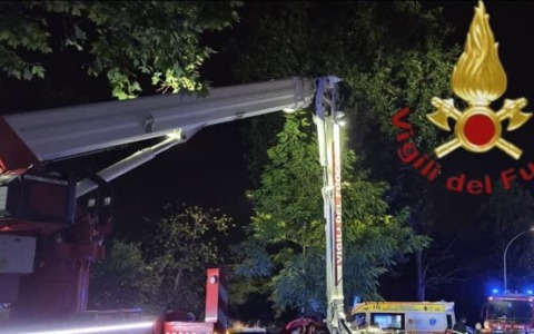 Incendio in un appartamento, in salvo tre persone