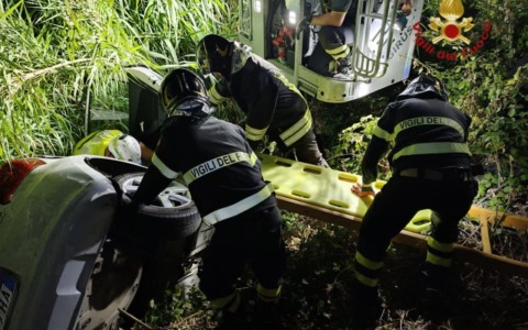 Auto precipita in una scarpata alla Cecchignola, tre giovani feriti
