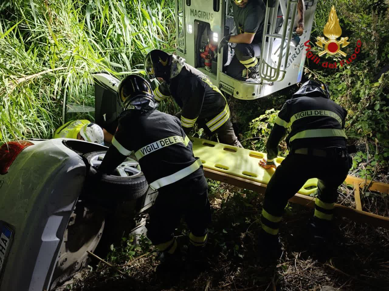 Auto precipita in una scarpata alla Cecchignola, tre giovani feriti