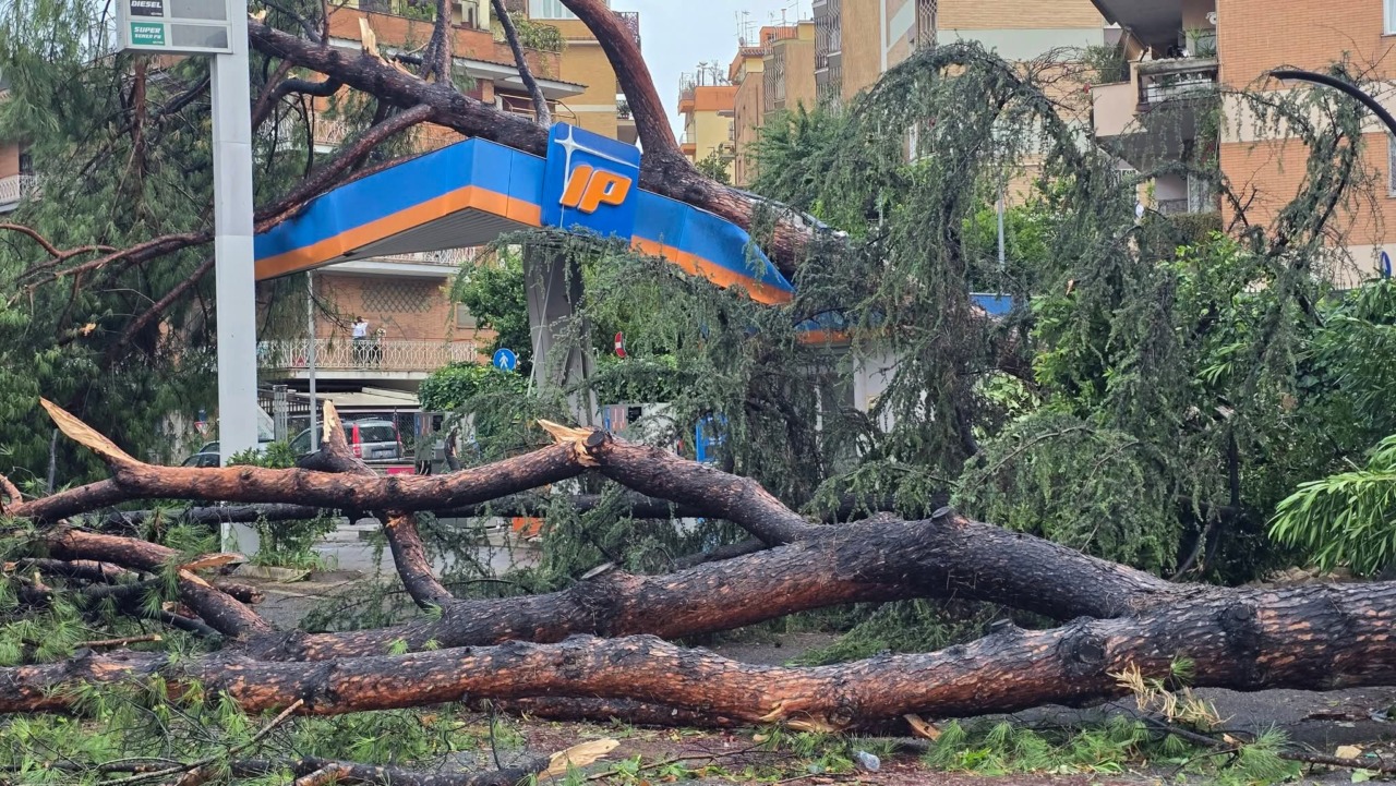 Maltempo, Gualtieri in sopralluogo nelle zone colpite dalla tromba d’aria