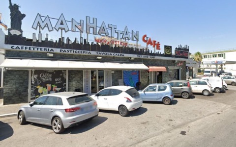 Rapina con sparatoria in un bar, ferito un dipendente