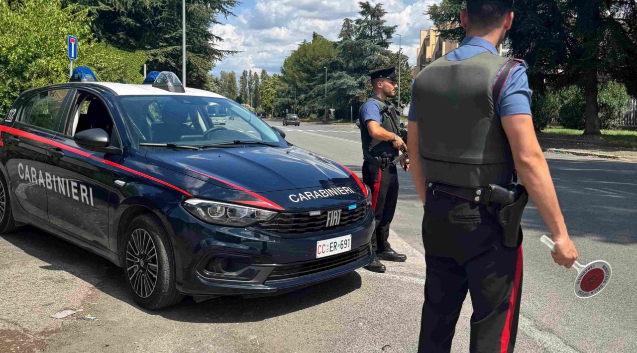 Scappano all’ alt e finiscono sul marciapiede, in auto droga e un rolex di dubbia provenienza