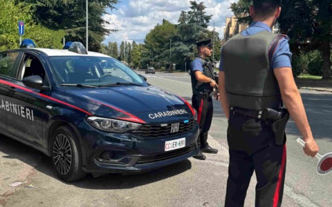 Scappano all’ alt e finiscono sul marciapiede, in auto droga e un rolex di dubbia provenienza