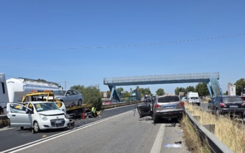 Tragedia sulla Pontina, scontro tra 3 mezzi: un morto e sei feriti. Grave un neonato