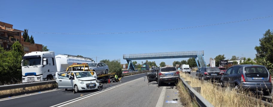 Tragedia sulla Pontina, scontro tra 3 mezzi: un morto e sei feriti. Grave un neonato