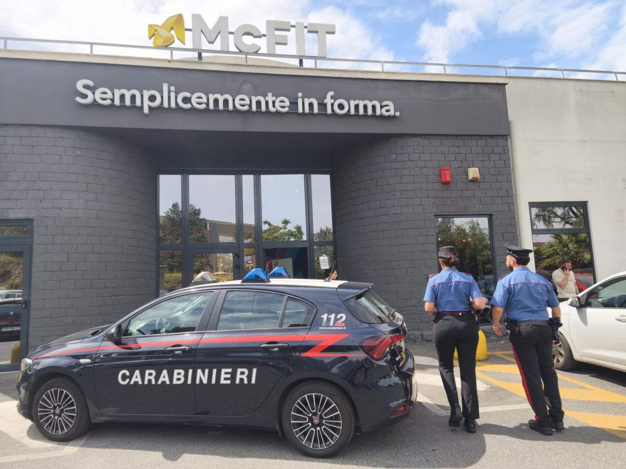 Accoltellato in palestra, caccia all’aggressore