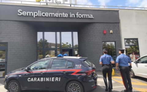 Accoltellato in palestra, caccia all’aggressore