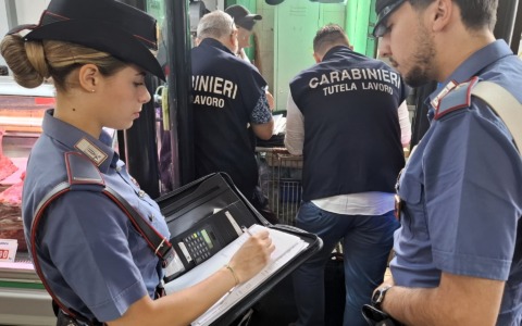 Controlli dei Carabinieri all’Esquilino, locale sospeso, arresto per furto e denunce per spaccio