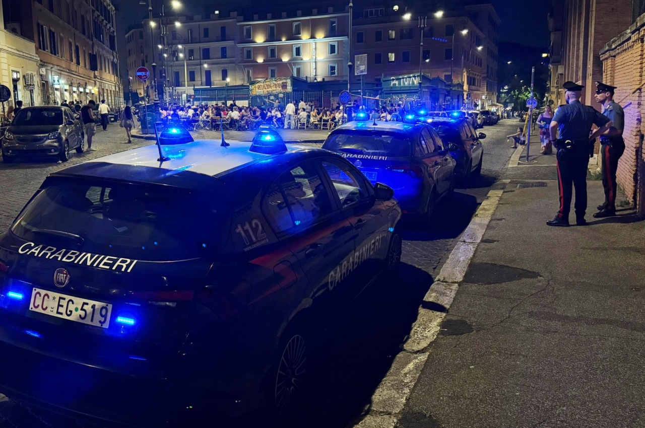 San Lorenzo, minorenne denunciato per rapina durante la movida